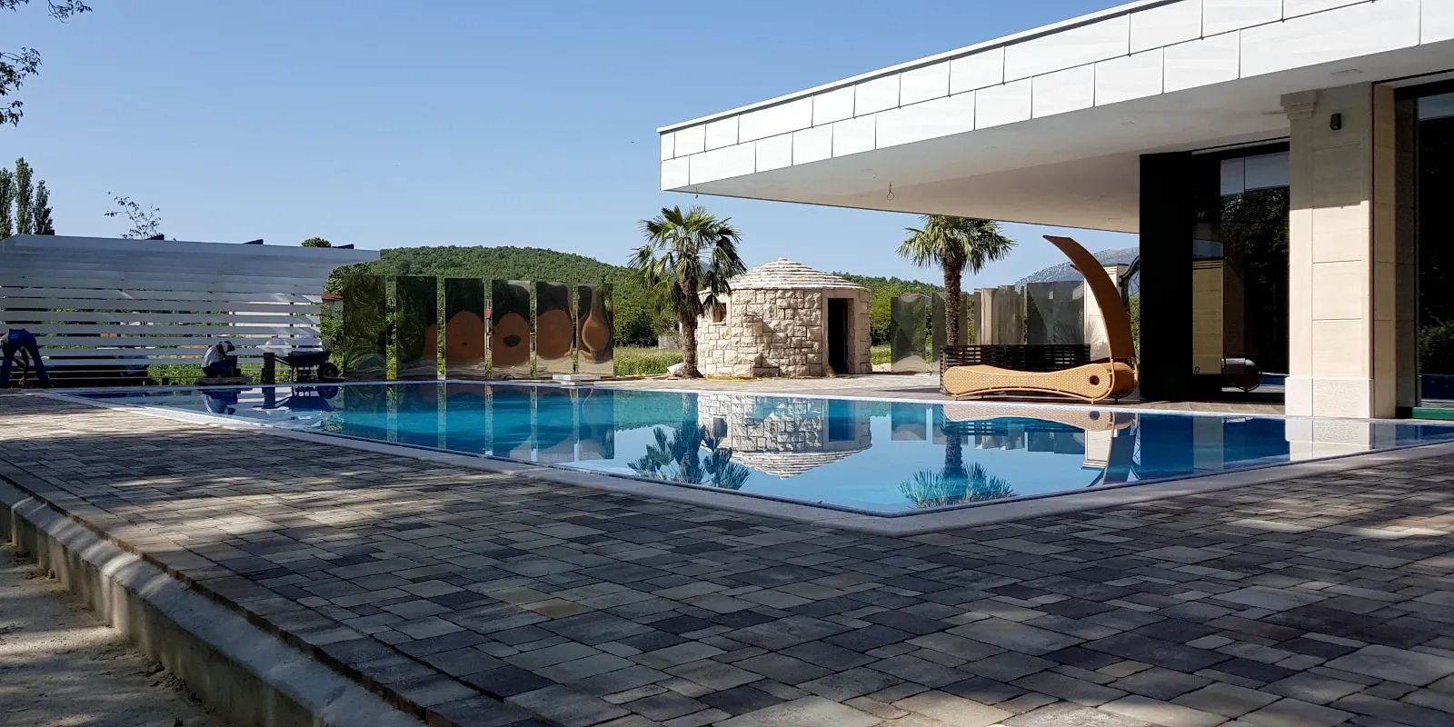 bazen s pogledom na kuću